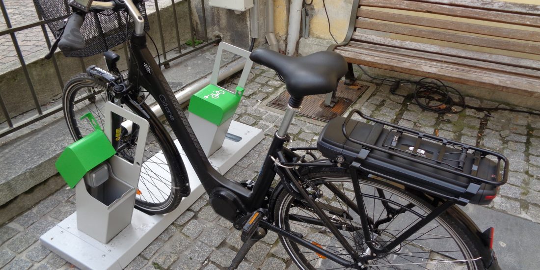 parking à vélos équipé de bornes de recharge ALTAO Parco VAE