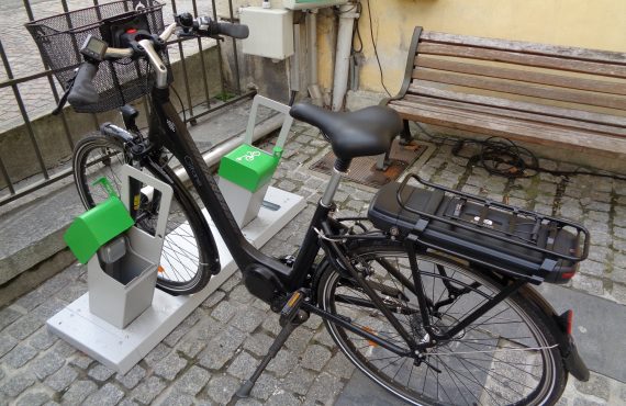 parking à vélos équipé de bornes de recharge ALTAO Parco
