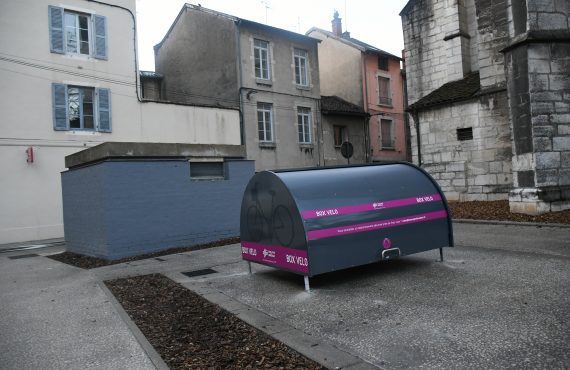 Un des nouveaux box vélo sécurisés burgiens