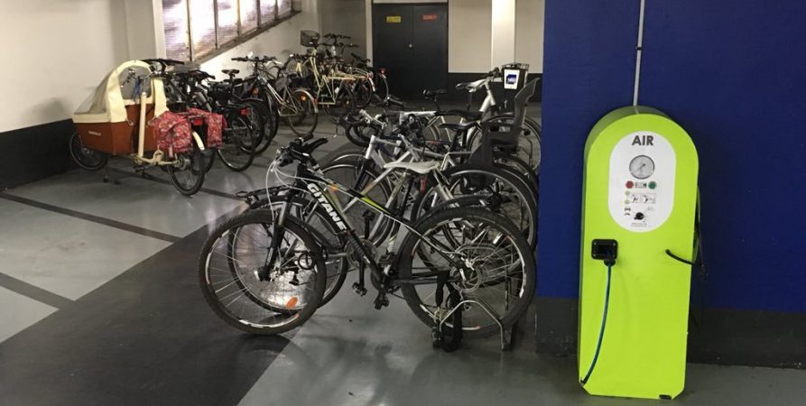 une station de gonflage pour autos motos et vélos à Caen