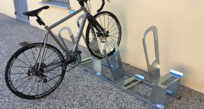 vélo sur rack des parkings à vélos urbains ALTAO Parco