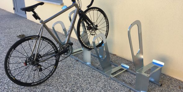 vélo sur rack des parkings à vélos urbains ALTAO Parco