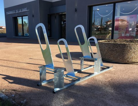 parkings à vélos urbains devant la pharmacie à Bonson