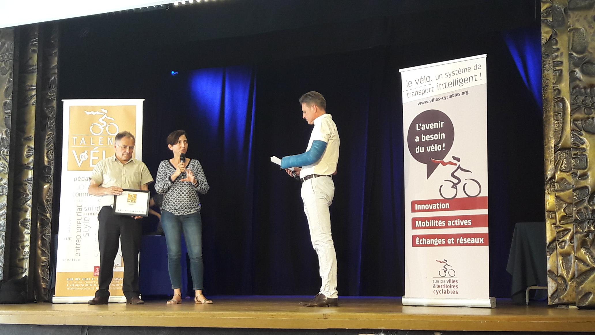 prix de l'Entrepreneuriat aux Coursiers Nantais remis par Corinne 