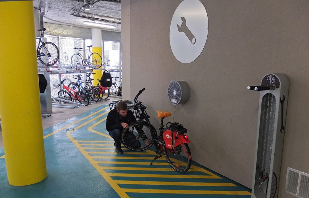 station réparation espace vélo équipé et sécurisé de la Vélostation Lille Flandres