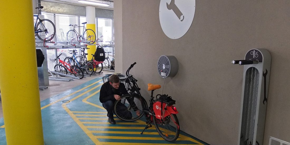 station réparation espace vélo équipé et sécurisé de la Vélostation Lille Flandres