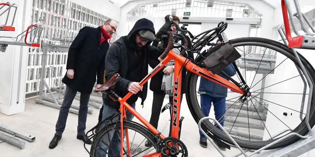 racks de stationnement du parc à vélos sécurisé