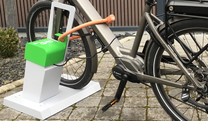 borne de recharge VAE ALTAO® Parco avec un vélo branché