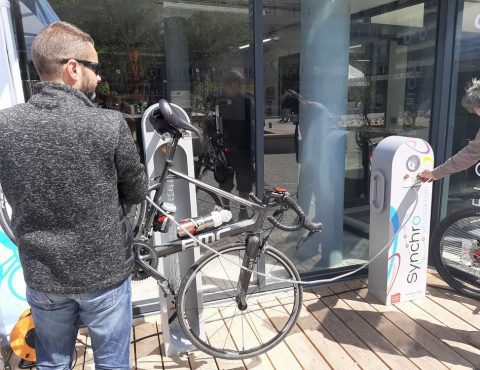 borne de réparation et gonflage vélo vélostation du pôle d'échanges multimodal