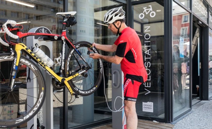 borne de réparation et gonflage vélo vélostation du pôle d'échanges multimodal de Chambéry