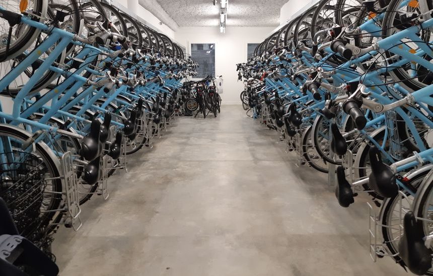 Stockage des vélos de location sur crochets dans la vélostation du pôle d'échanges multimodal de Chambéry