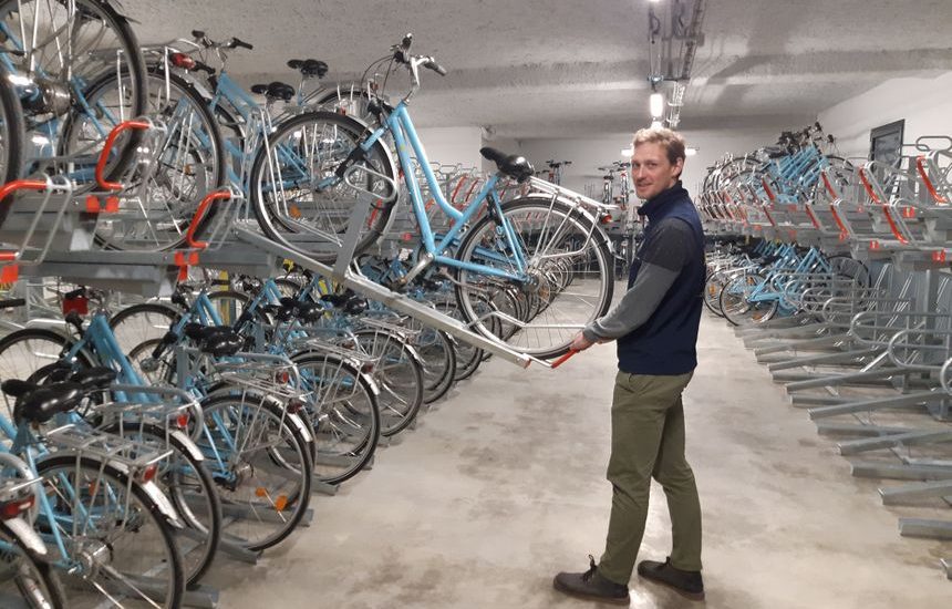 utilisation d'un rack de stationnement dans la vélostation du pôle d'échanges multimodal