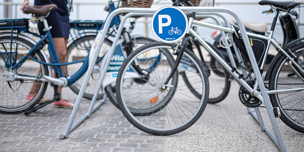 racks ALTAO Mobile d'un parking vélo temporaire installé à Pornichet