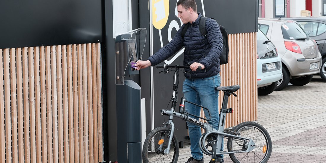 cycliste stationnant son vélo dans un parking sécurisé