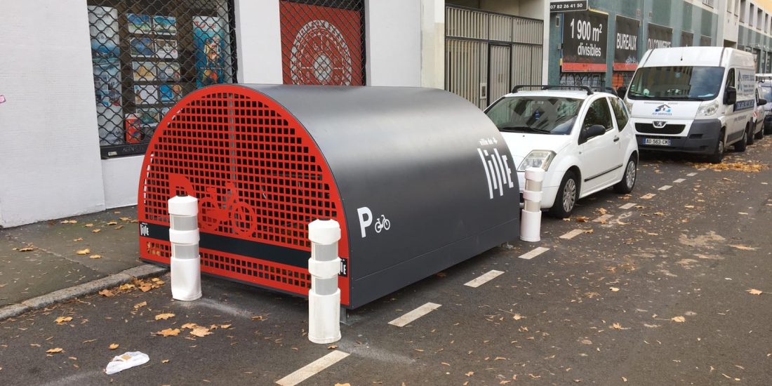 un vélobox ALTAO Cover 5 places de stationnement vélos sécurisé installé dans une rue de Lille