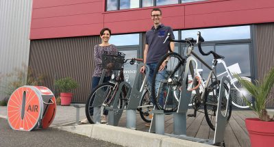 photo de Corinne Verdier et Julien Lefebvre dirigeants d'Altinnova devant l'entreprise