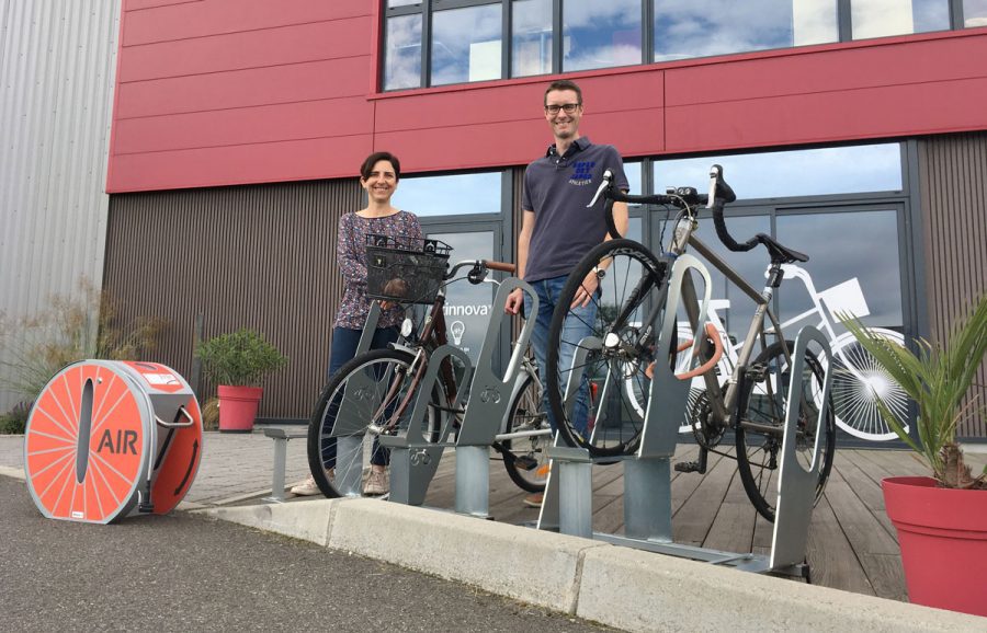 photo de Corinne Verdier et Julien Lefebvre dirigeants d'Altinnova devant l'entreprise