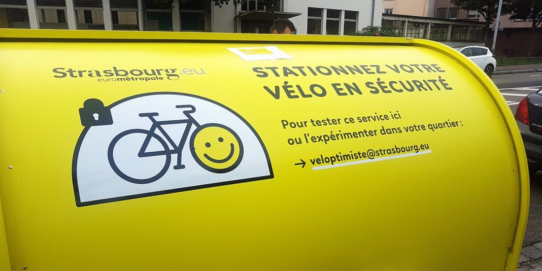 détail de la porte coulissante du vélobox