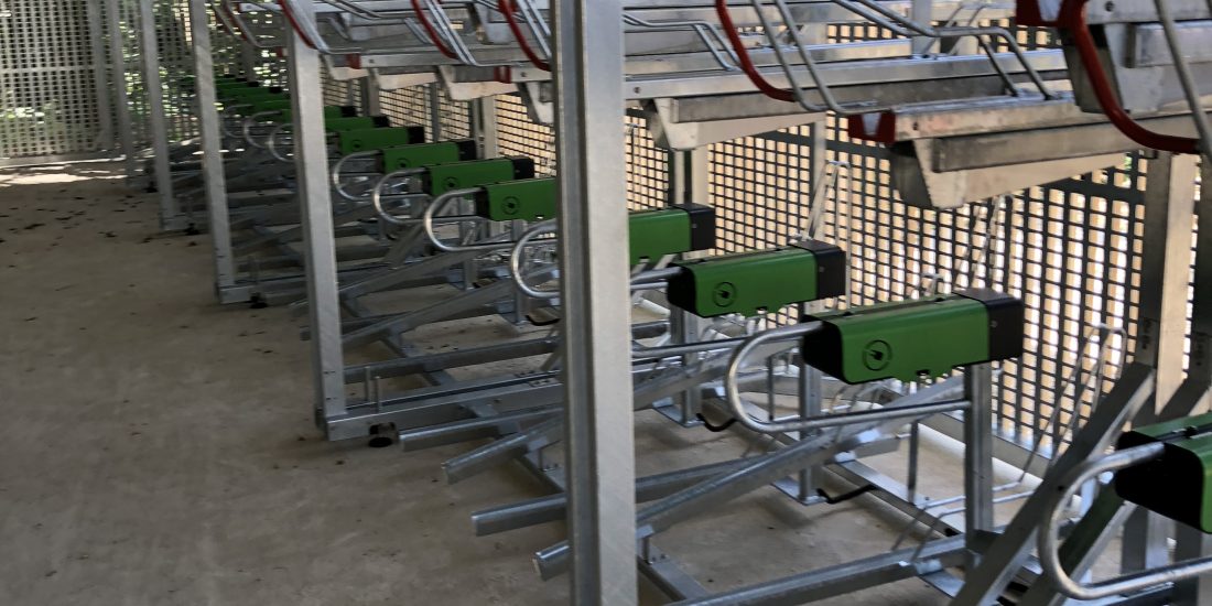 racks de stationnement vélos double niveau équipés de bornes de recharge électrique sur les arceaux pour les VAE