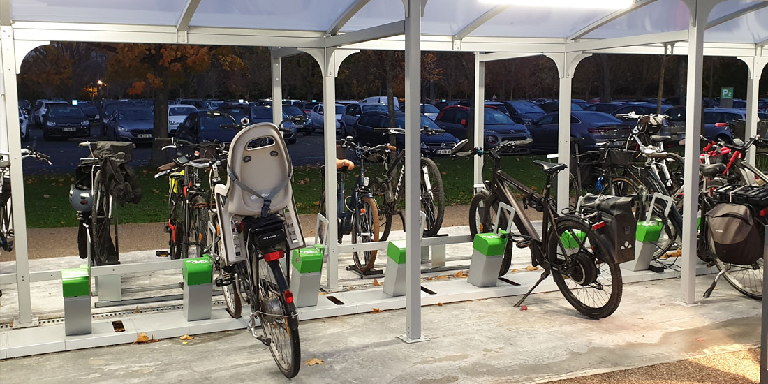 vélos stationnés sur borne ALTAO Parco VAE dans le parking de l'entreprise Terradeo