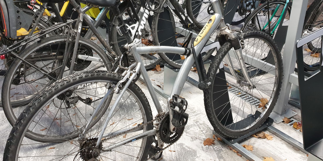 Des racks de stationnement vélos pour attacher son vélo en sécurité