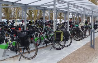 borne de recharge vélo électrique d'un parking vélo d'entreprise