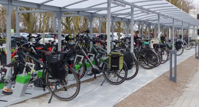 borne de recharge vélo électrique d'un parking vélo d'entreprise