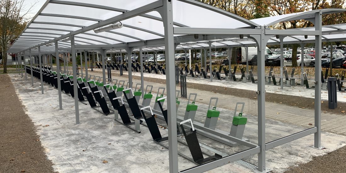 Abris vélos ALTAO Curve avec racks et bornes de recharge ALTAO Parco