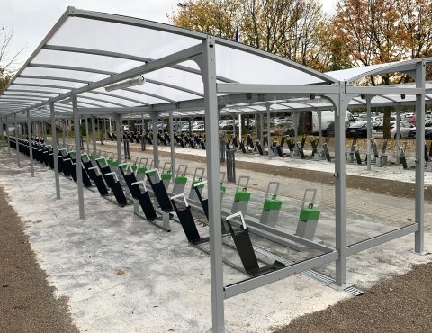 Abris vélos ALTAO Curve avec racks et bornes de recharge ALTAO Parco