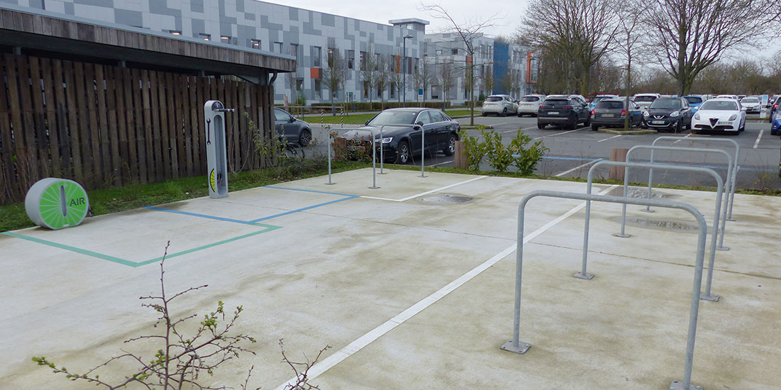 parking vélo cargo en entreprise avec stations de services