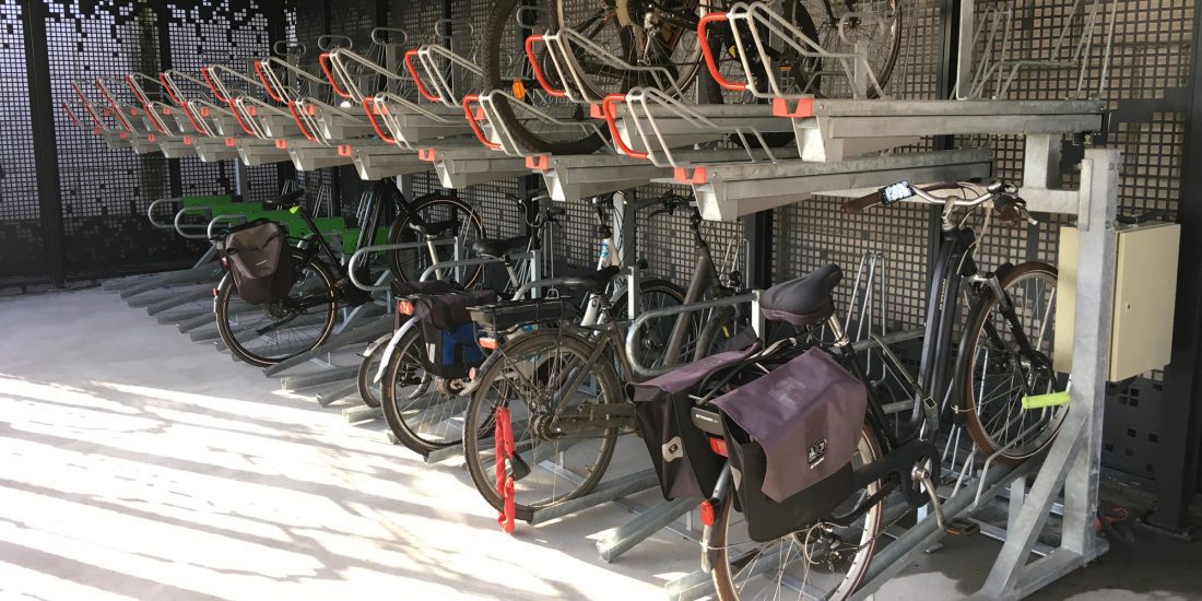 racks double niveau pour stationner les vélos