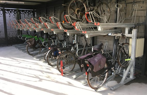 racks double niveau pour stationner les vélos