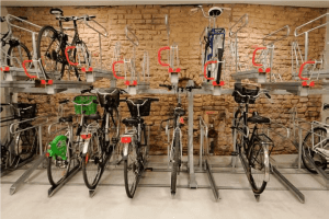 local à vélos équipé de racks de stationnement en double-étage