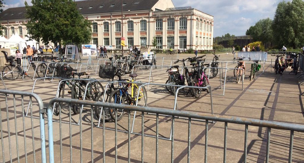 un des parkings vélos temporaires Débord de Loire utilisé