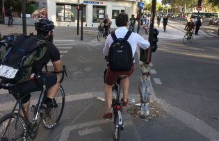 exemple d'aménagement cyclable avec des cyclistes à Paris
