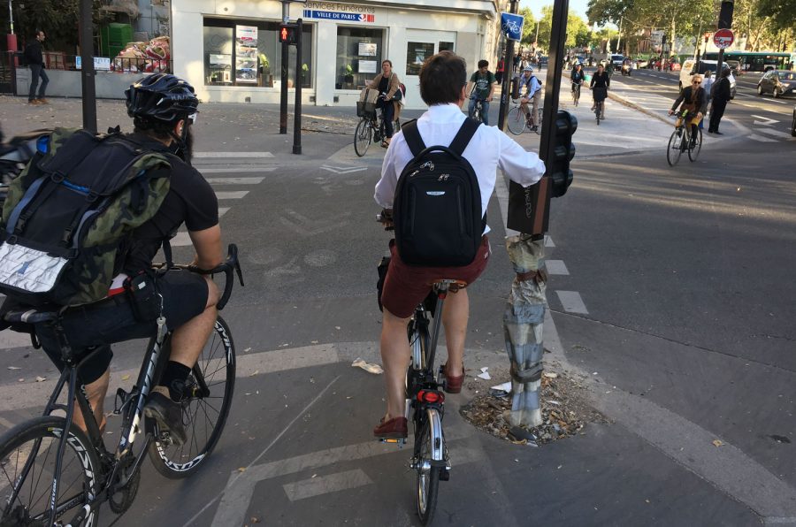 exemple d'aménagement cyclable avec des cyclistes à Paris