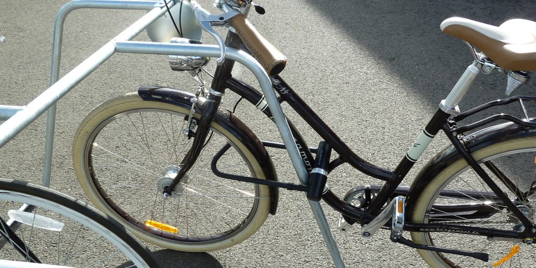 vélo attaché avec un antivol sur un rack ALTAO Mobile