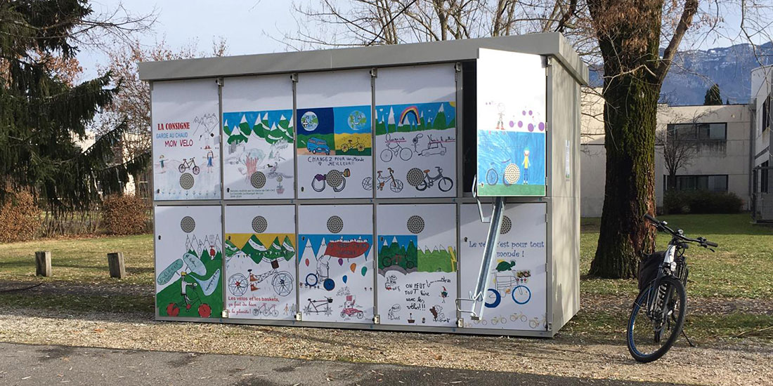 Consigne vélo sécurisée avec des dessins d'enfants