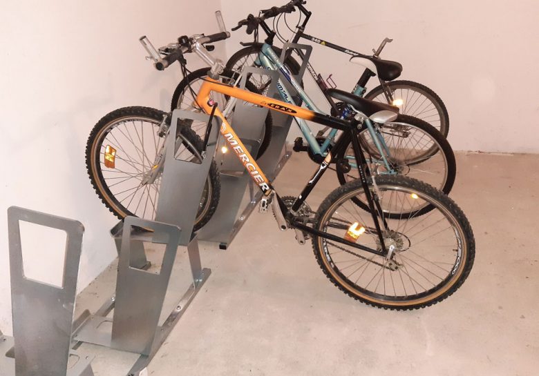 local à vélos aménagé avec des racks ALTAO Parco