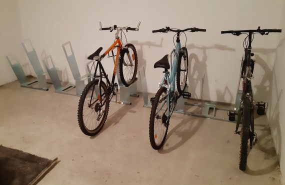 appuis vélos installés dans un local dans un immeuble