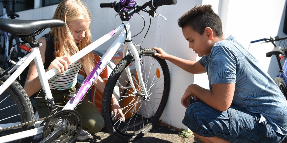 Station de gonflage ALTAO Pump pour les enfants dans un collège de l'Hérault