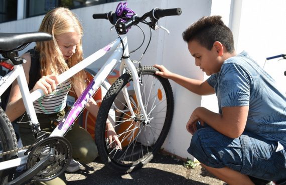 Station de gonflage ALTAO Pump pour les enfants dans un collège de l'Hérault