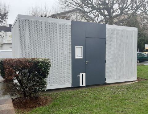 abri vélo fermé installé près d'un parking