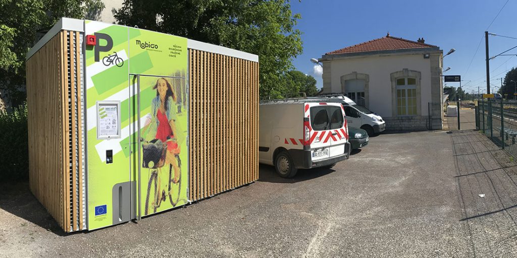 Abri vélo solaire Cigogne installé dans une gare de Bourgogne