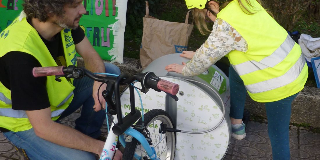 station de gonflage ALTAO Pump d'une école de Tournefeuille utilisée par un enfant