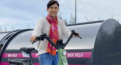 portrait de Corinne Verdier devant un box vélo pour l'article de l'Essor 42