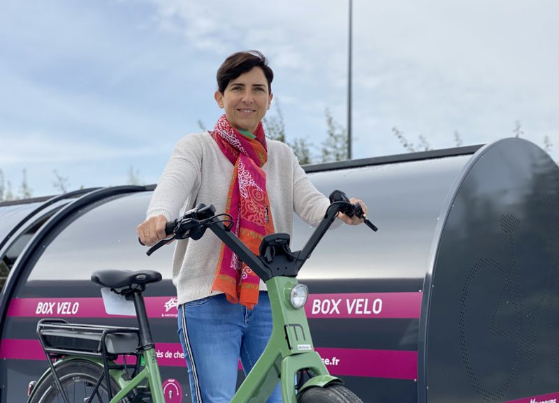 portrait de Corinne Verdier devant un box vélo pour l'article de l'Essor 42