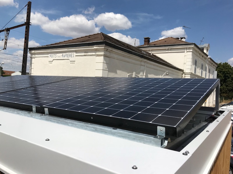 refugio para bicicletas equipado con paneles fotovoltaicos