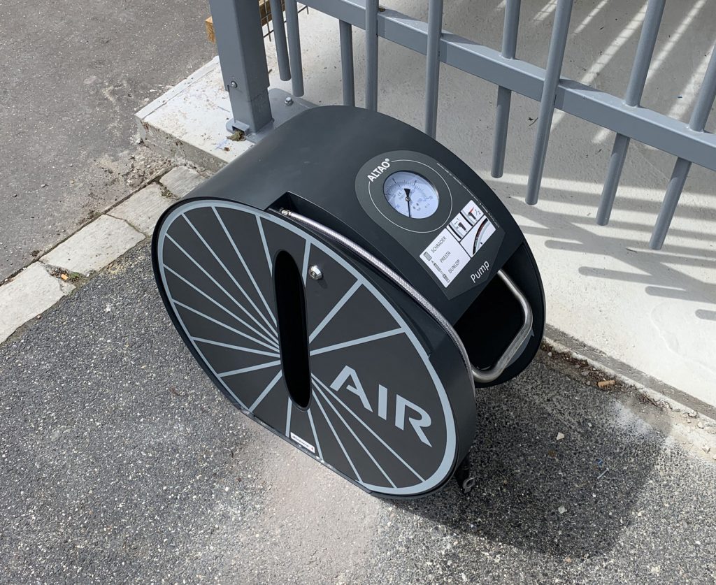 station de gonflage vélo ALTAO Pump devant un des parcs de stationnement vélos de Paris Saclay