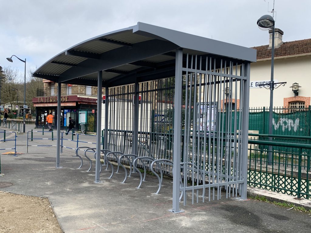 abri vélo ouvert de la gare du Guichet